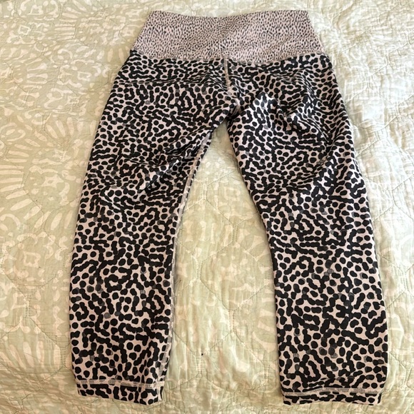 Cropped workout leggings. - Picture 2 of 4